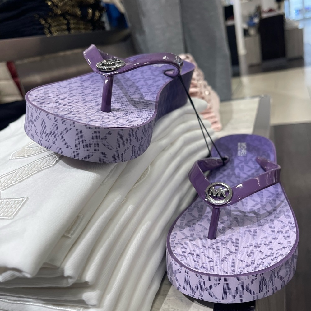 Michael Kors BEDFORD FLIP FLOP
PVC/OMBRE MK SIG
49R6BDFA1Q
Dark Purple 
Platform - Picture 7 of 16